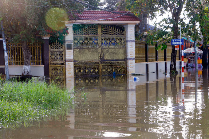 anh ngap nhieu tuyen duong o khu biet thu sang chanh nhat can tho