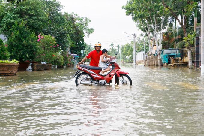 anh ngap nhieu tuyen duong o khu biet thu sang chanh nhat can tho