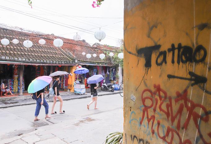 nhung buc tuong vang dac trung cua hoi an bi boi ban