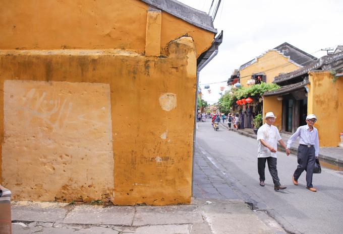 nhung buc tuong vang dac trung cua hoi an bi boi ban