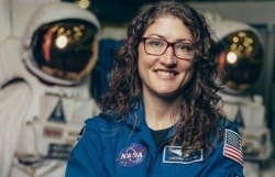 Lần đầu tiên nhóm phi hành gia toàn là nữ giới đi bộ ngoài không gian