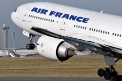 Máy bay Air France chở 323 người phải hạ cánh khẩn cấp