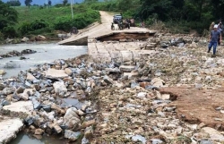 tu binh dinh den da nang cay nga la liet nhieu khu vuc bi lu chia cat