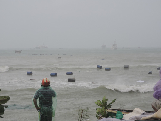 tu binh dinh den da nang cay nga la liet nhieu khu vuc bi lu chia cat