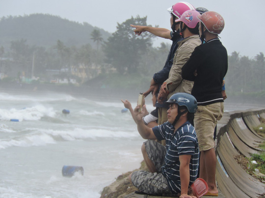 tu binh dinh den da nang cay nga la liet nhieu khu vuc bi lu chia cat