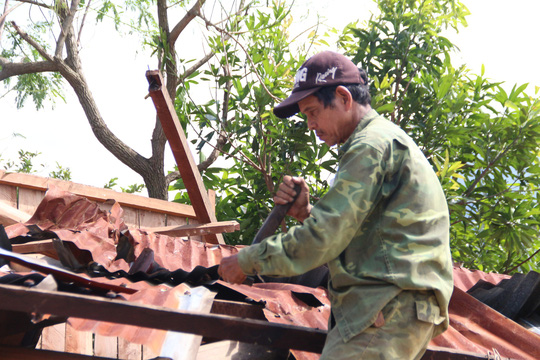 khoc nghen sau con cuong phong ap den xa ngheo