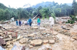 ben tre sat lo cuon troi 4 can nha dan xuong song