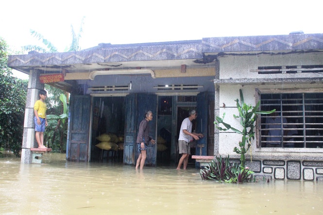 Nhiều nơi ngập nước, học sinh vẫn chưa thể đến trường