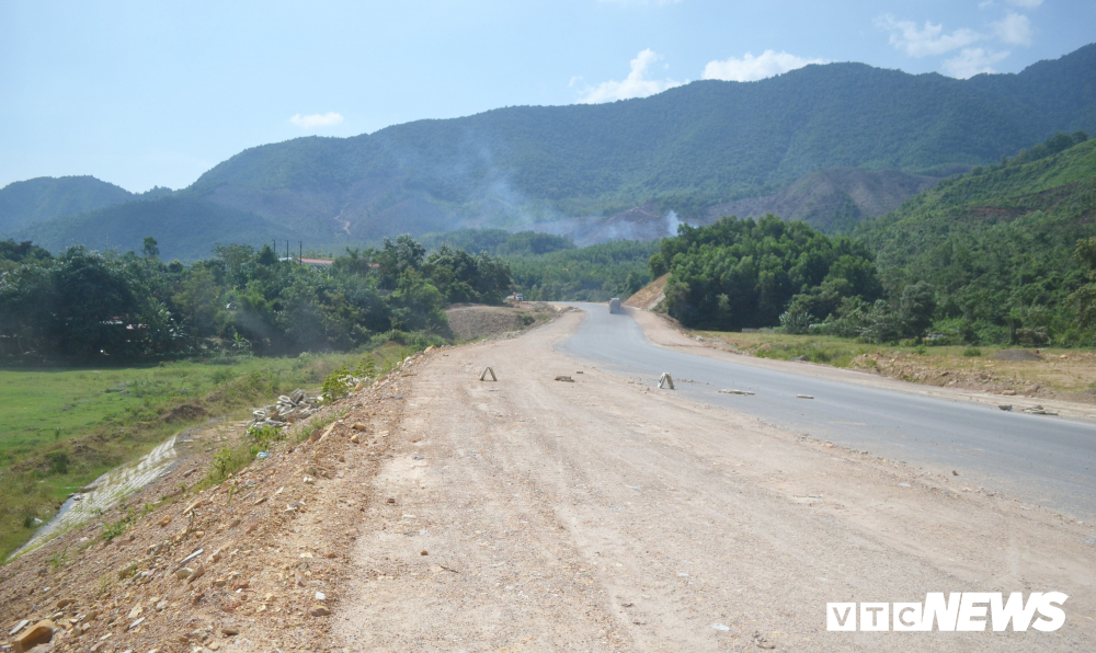 thi cong duong ho chi minh gan 100 nha dan bi hu hong