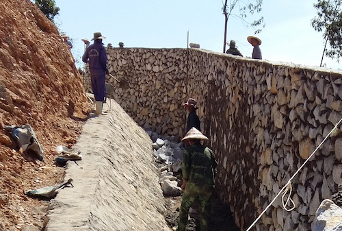 nguoi dan nghe an nom nop lo voi quay ve pha ban