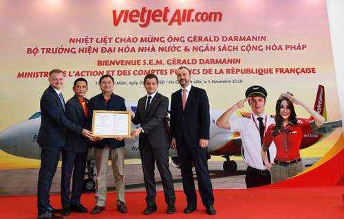 bo truong phap trai nghiem buong lai mo phong tau bay cua vietjet