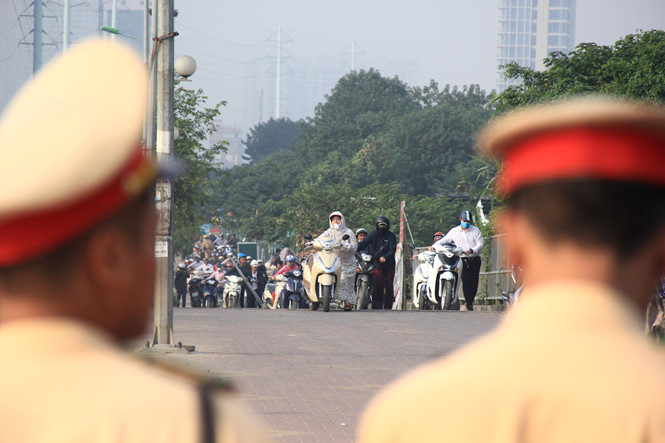 hang nghin nguoi ha noi dat xe qua mat canh sat giao thong