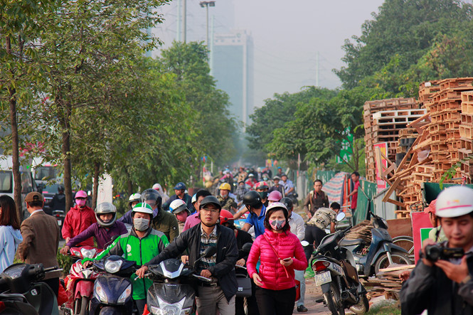 hang nghin nguoi ha noi dat xe qua mat canh sat giao thong