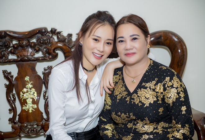 quynh bup be phuong oanh ve que ha nam fan nhi vay kin nha