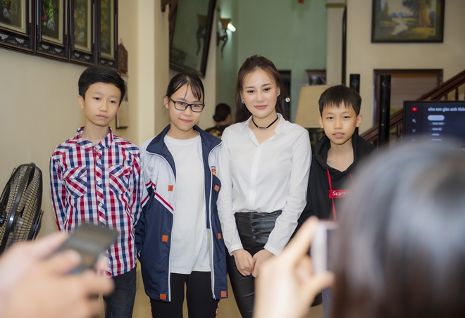 quynh bup be phuong oanh ve que ha nam fan nhi vay kin nha