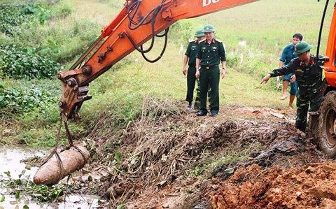 phat hien qua bom nang 300kg duoi muong nuoc o nghe an