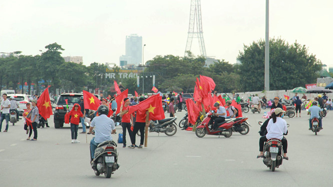 co to quoc bat dau nhuom do duong vao san van dong my dinh