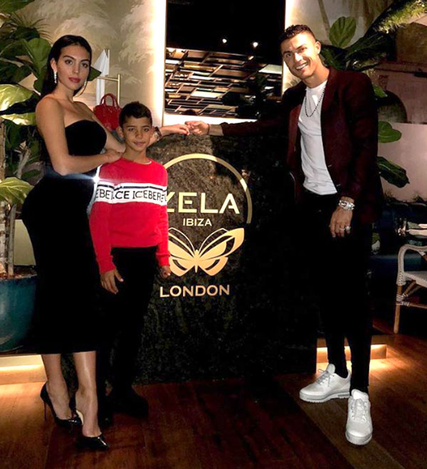 ban tay hu hong cua vo sieu sao ronaldo khien fan toat mo hoi