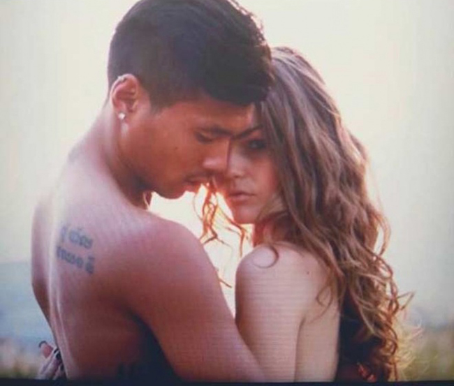 Ngắm vợ siêu mẫu nóng bỏng của đội trưởng Campuchia trước đại chiến Việt Nam ngam vo sieu mau nong bong cua doi truong campuchia truoc dai chien viet nam