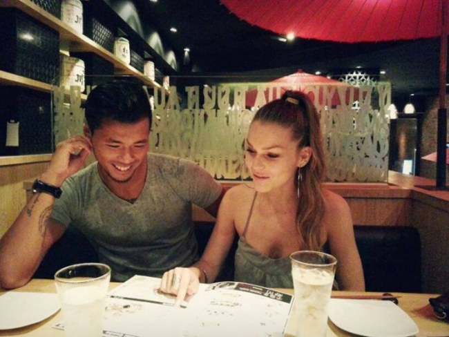 Ngắm vợ siêu mẫu nóng bỏng của đội trưởng Campuchia trước đại chiến Việt Nam ngam vo sieu mau nong bong cua doi truong campuchia truoc dai chien viet nam