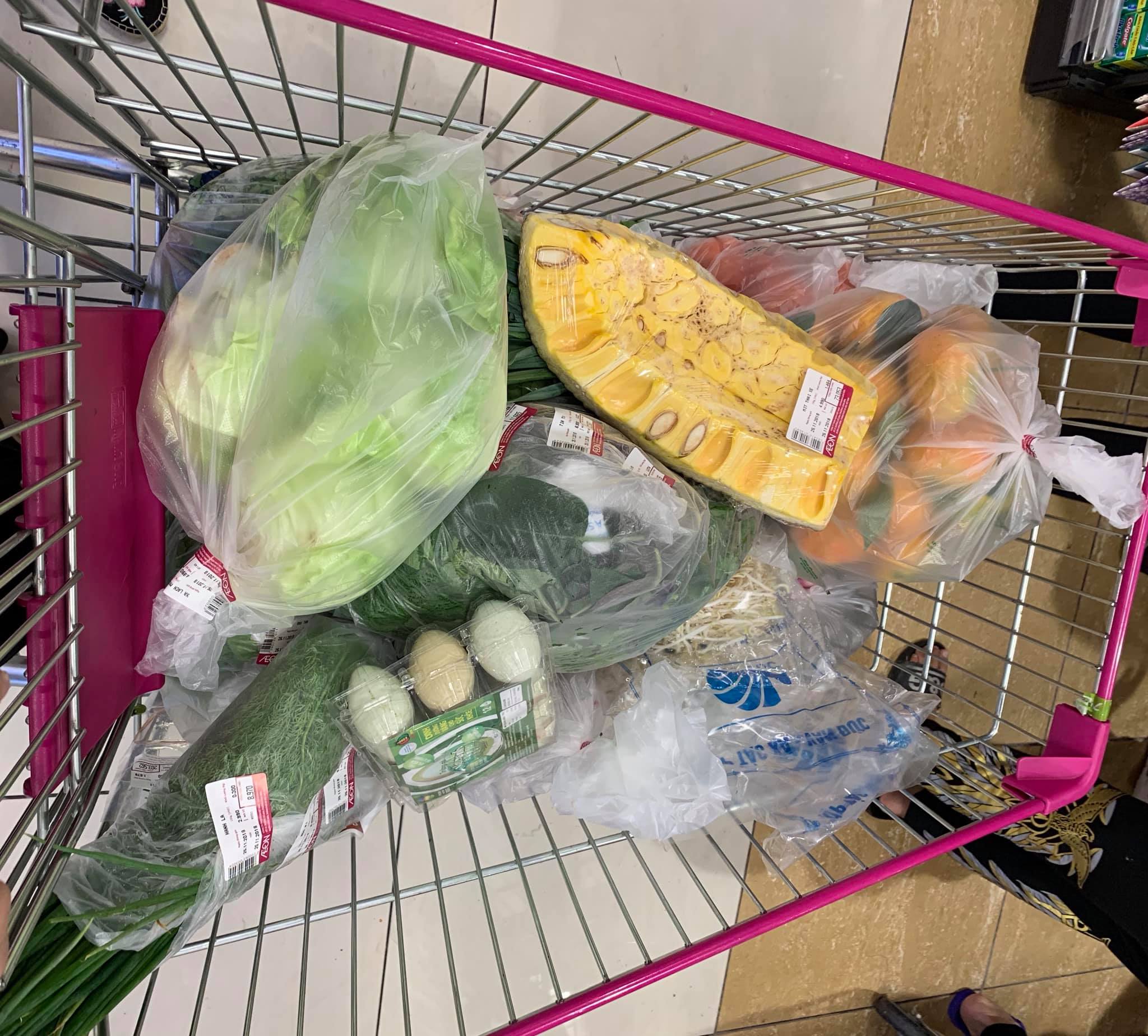 cuoc song man nong ben chong thu truong qua tiet lo cua vo hoa hau kem 17 tuoi