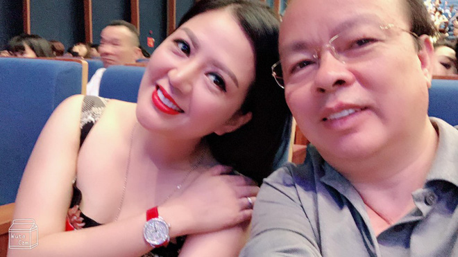 cuoc song man nong ben chong thu truong qua tiet lo cua vo hoa hau kem 17 tuoi