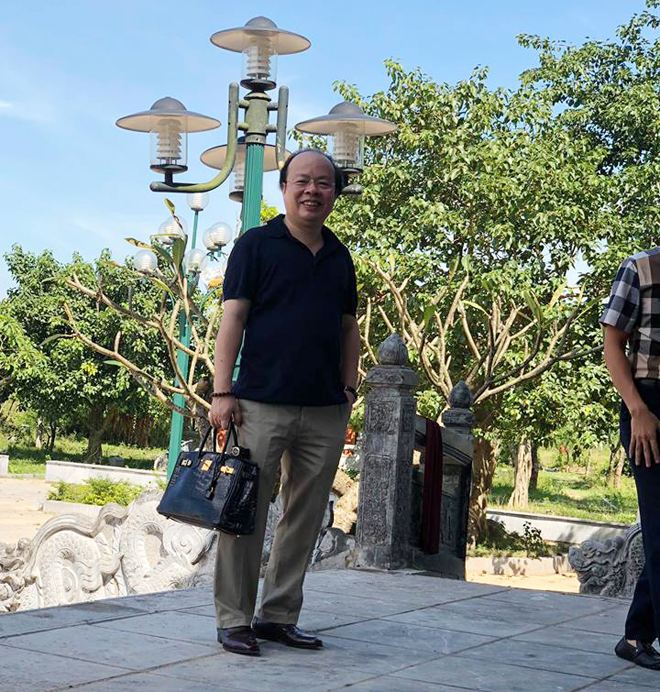 cuoc song man nong ben chong thu truong qua tiet lo cua vo hoa hau kem 17 tuoi