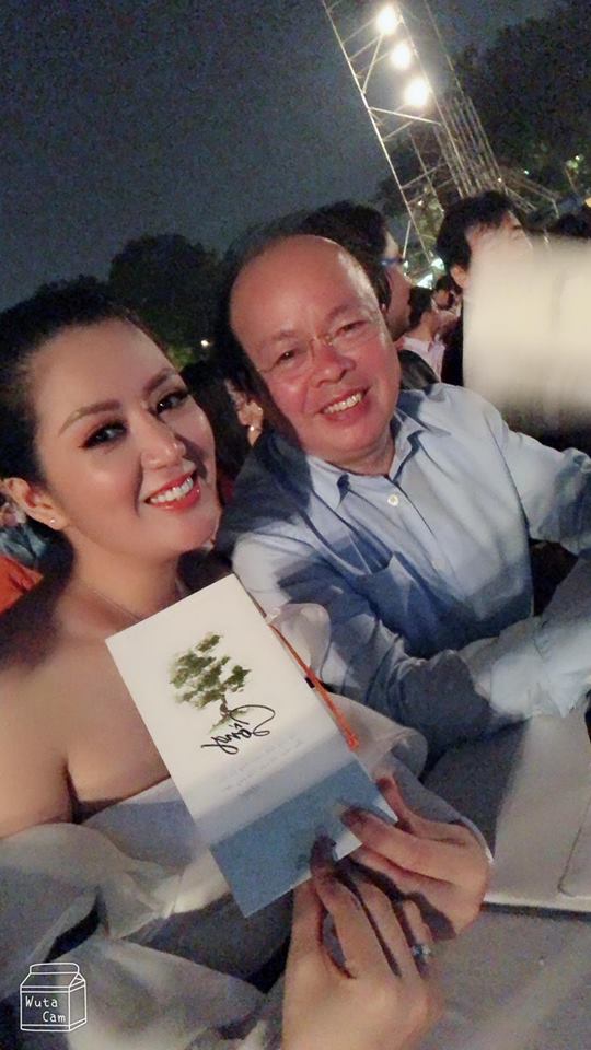 cuoc song man nong ben chong thu truong qua tiet lo cua vo hoa hau kem 17 tuoi