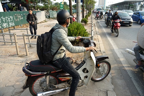 rao chan tren via he ha noi ngan nguoi dan dat xe nguoc chieu