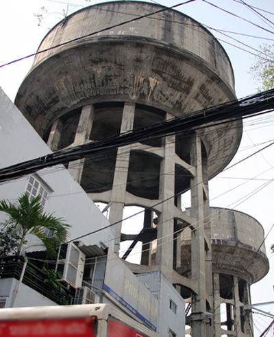 nha dan duoi hai thuy dai 100 tuoi o sai gon bi di doi