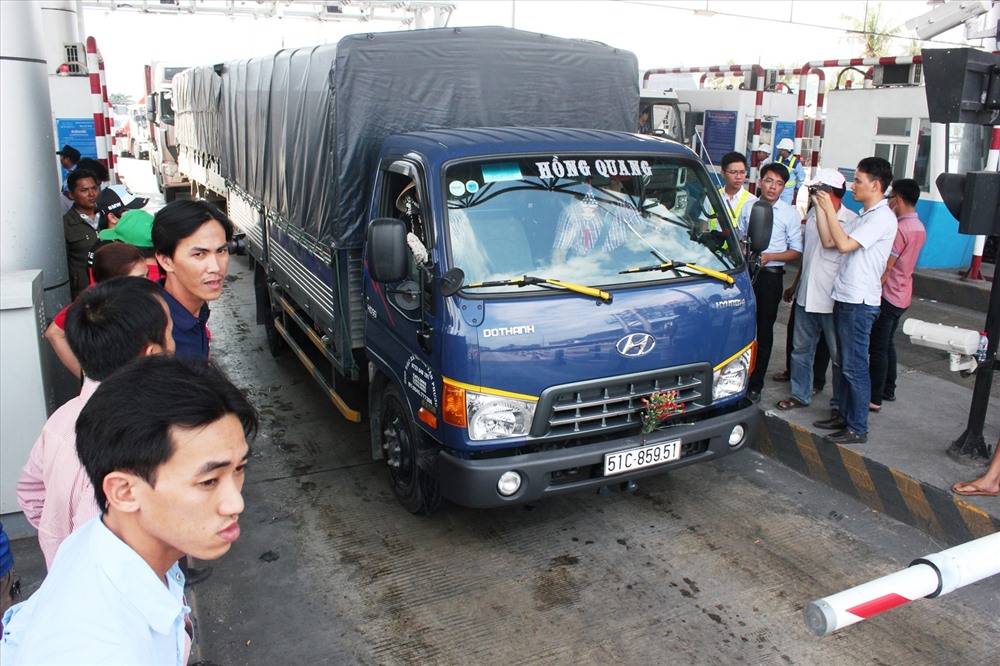 buc xuc bot cai lay xa tram roi thu lai bat ngo lai xe tong thanh chan vuot tram