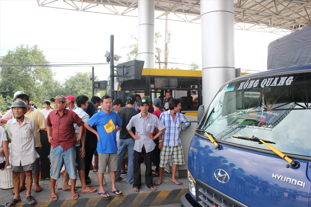 buc xuc bot cai lay xa tram roi thu lai bat ngo lai xe tong thanh chan vuot tram