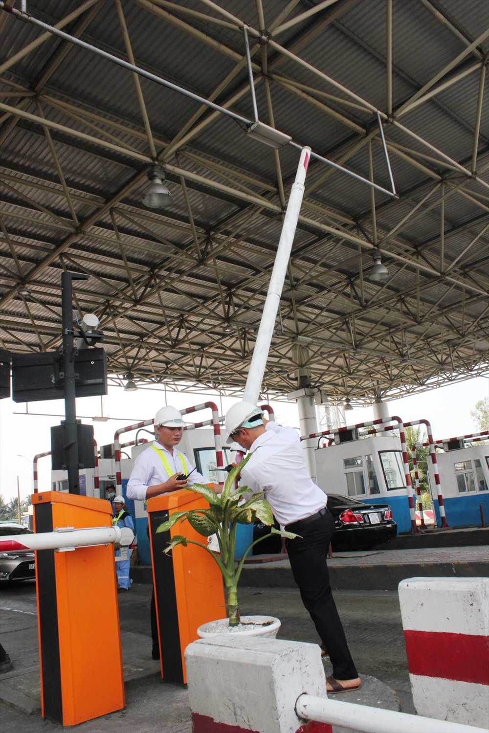 buc xuc bot cai lay xa tram roi thu lai bat ngo lai xe tong thanh chan vuot tram