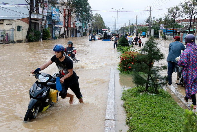 duong pho nha trang ngap nang sau mua lon