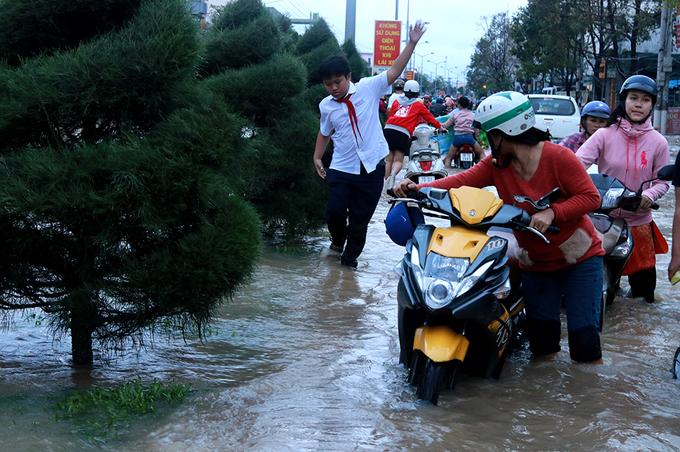 duong pho nha trang ngap nang sau mua lon