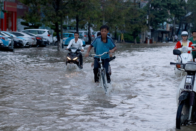 duong pho nha trang ngap nang sau mua lon