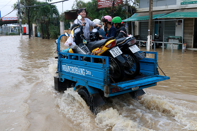 duong pho nha trang ngap nang sau mua lon