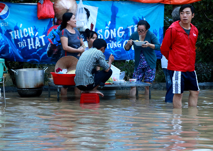 duong pho nha trang ngap nang sau mua lon