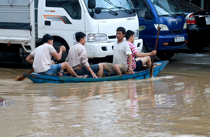 duong pho nha trang ngap nang sau mua lon