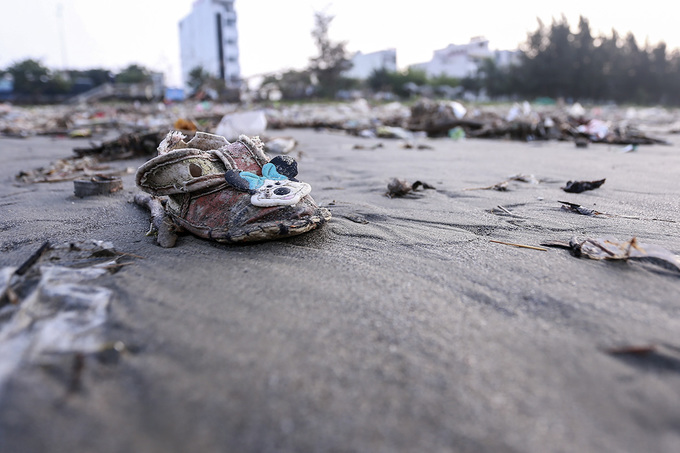 gan tram tan rac tap vao bai bien da nang