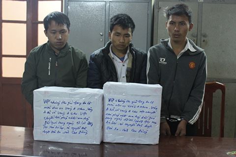 bat nhom doi tuong van chuyen 40 banh heroin