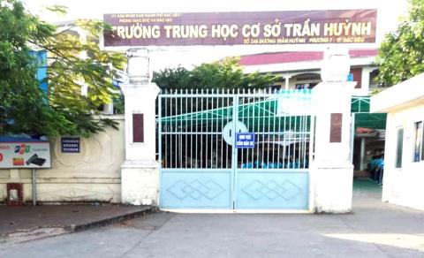 phu huynh mang thay giao vi chiec quan truong hay cho