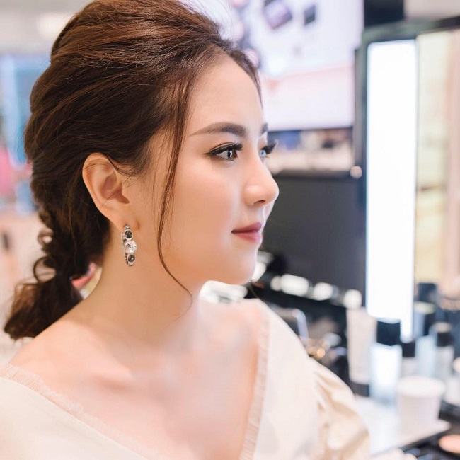 hot girl thoi tiet lay chong thieu gia ha noi bat ngo thanh btv thoi su vtv