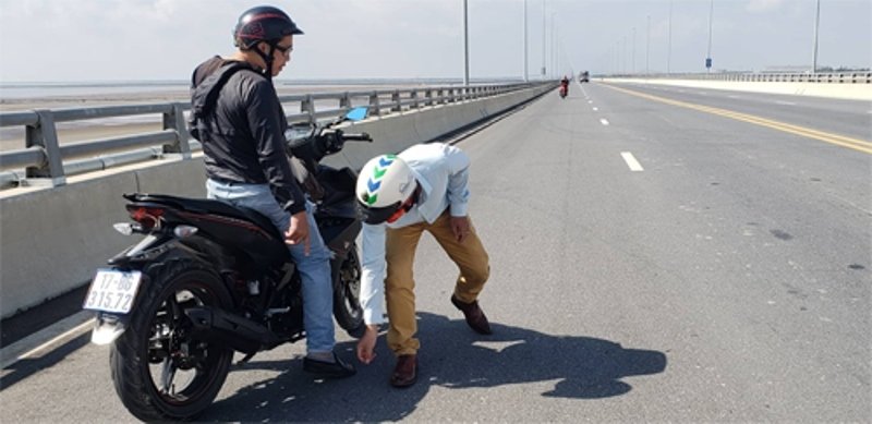 dinh rai tren cau vuot bien dai nhat ly giai bat ngo xe lu len dinh