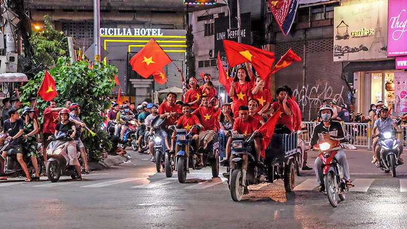 cuong nhiet la lung nhu nguoi viet xem bong da