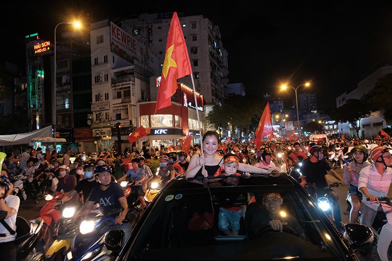 cuong nhiet la lung nhu nguoi viet xem bong da