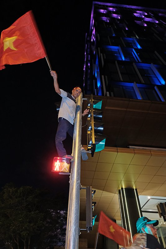 cuong nhiet la lung nhu nguoi viet xem bong da