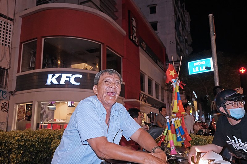 cuong nhiet la lung nhu nguoi viet xem bong da