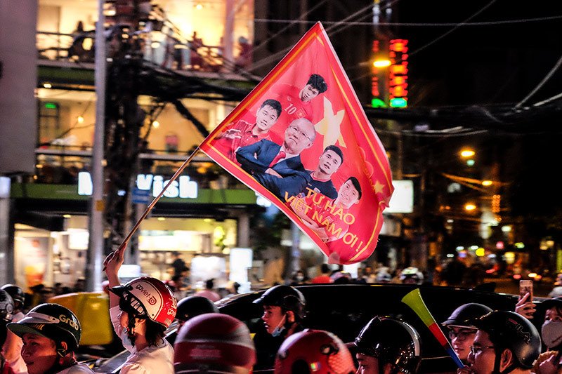 cuong nhiet la lung nhu nguoi viet xem bong da