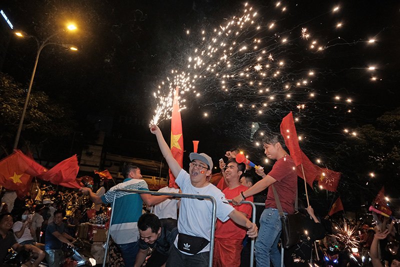 cuong nhiet la lung nhu nguoi viet xem bong da